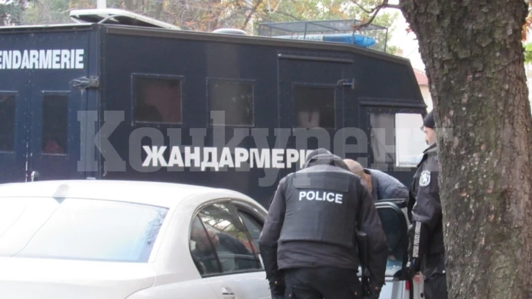 Въоръжен до зъби! Ченгетата нахлуха в дома на 77-годишен и откриха цял боен арсенал