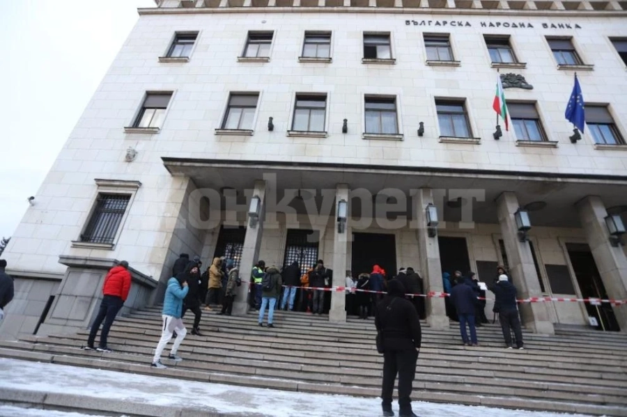 Чакане с часове: Опашка пред БНБ за монета с лика на Найден Геров