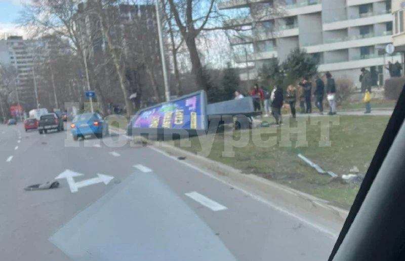 БМВ се вряза в билборд, затисна го СНИМКИ