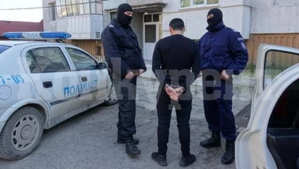 Криминално проявен пак се издъни, хванаха го с канабис, а в дома му откриха…