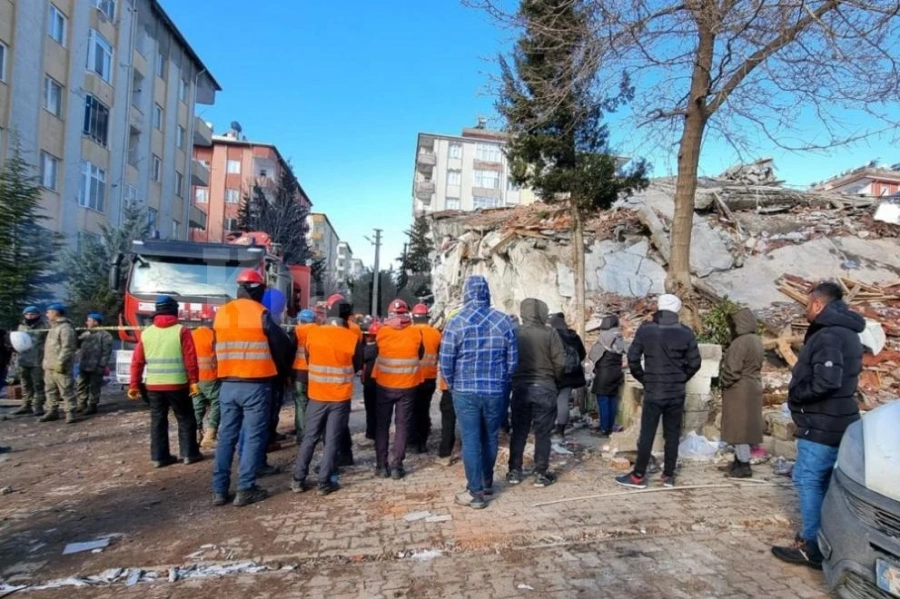 Пети ден в търсене на живот: Български спасители са открили оцелели в няколко града в Турция