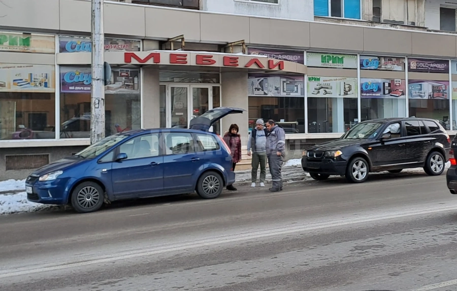 Шофьор на БМВ предизвика задръстване на оживен булевард във Враца СНИМКИ+ВИДЕО