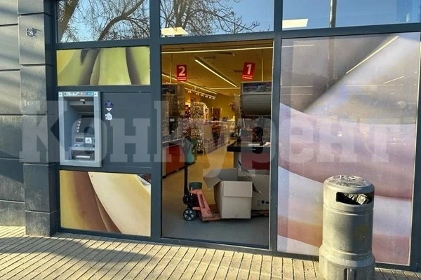 Крадци разбиха с количка витрината на магазин, пробвали да задигнат бутилки уиски