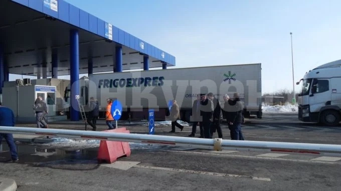 Около 20 километра е опашката на Дунав мост 2 откъм Румъния