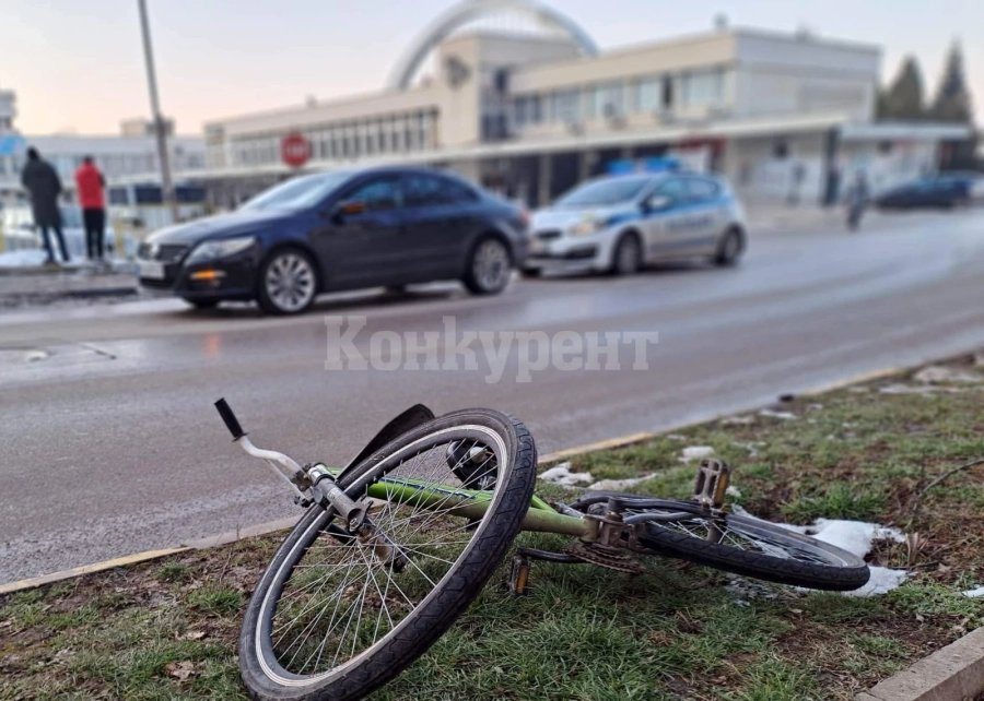 Шофьор прати в болница велосипедистка СНИМКИ