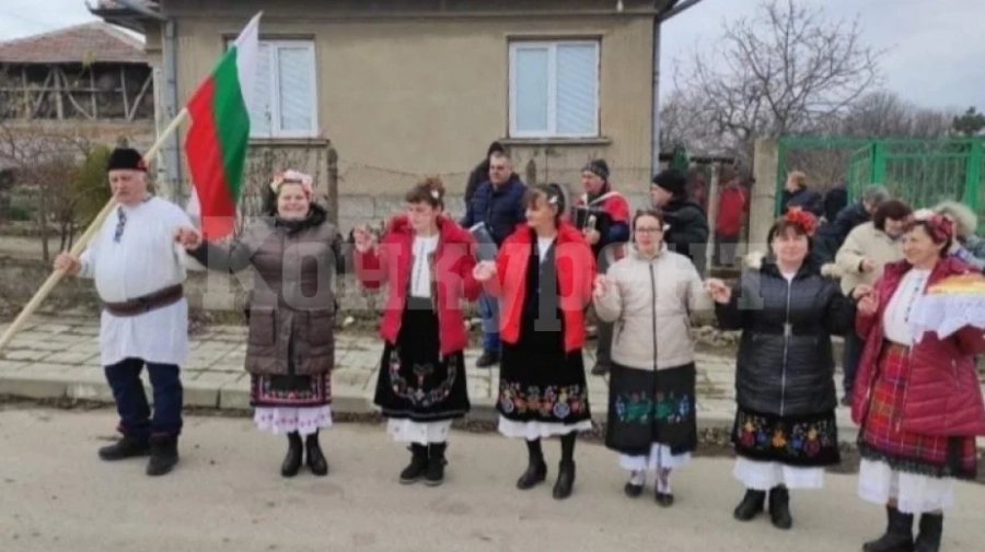 Ритуално зарязват лозите за здраве и берекет в Тополовец