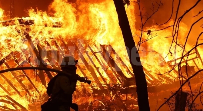 Дядо пострада при пожар в дома си