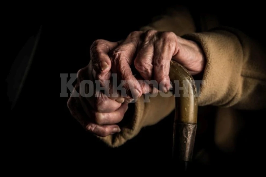Докъде се докарахме! 70-годишна баба задигна плик с храна, оставен в магазин