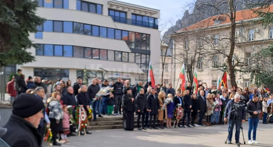 Враца се поклони пред Апостола, кметът Каменов призова за смирение ВИДЕО+СНИМКИ