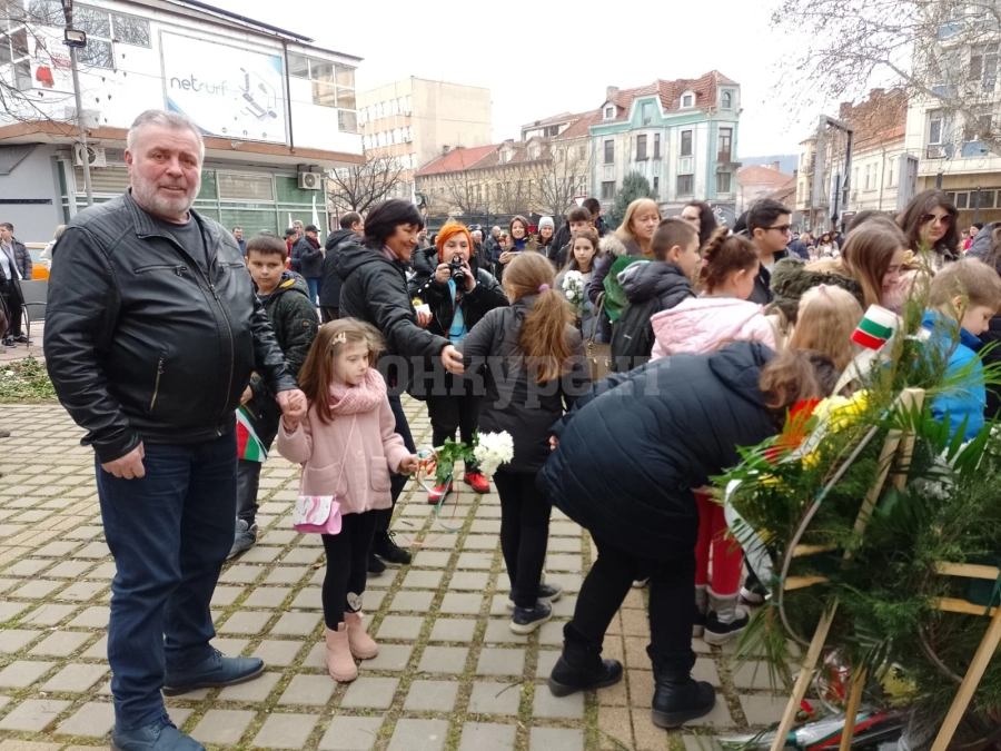 Стотици се поклониха пред Апостола в Монтана