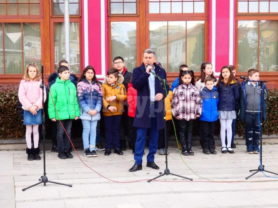 В Лом и малки, и големи склониха глава пред Апостола СНИМКИ