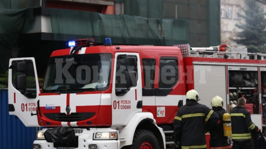 Горяха офиси на куриерска фирма и автомобили в Перник