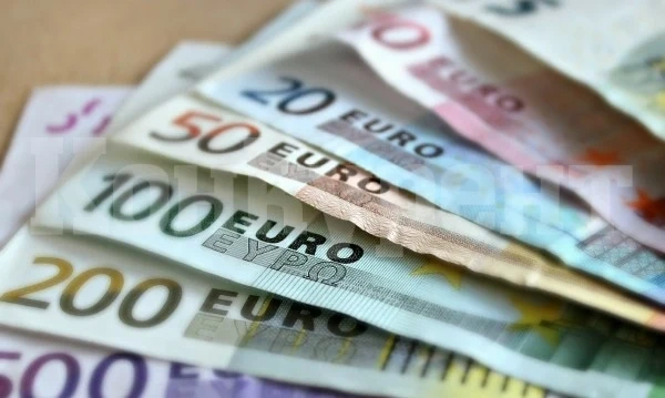 Жена открадна 5 000 евро от братовчедка си, били скрити под дюшек