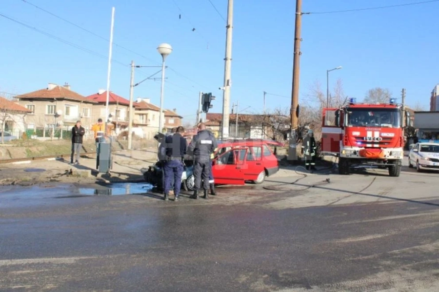 Кола се запали в движение на жп прелез в Благоевград