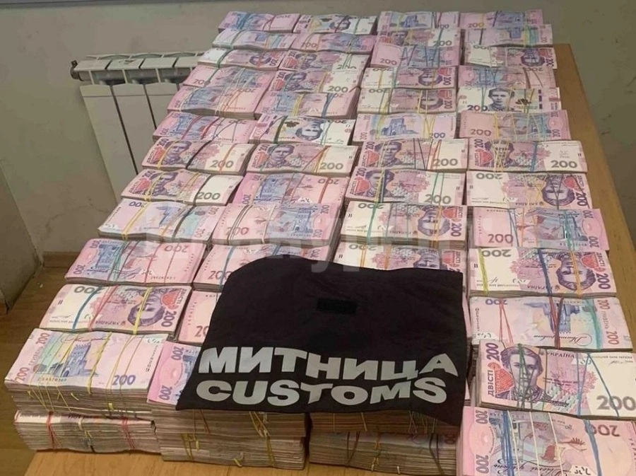 Откриха украинска валута за близо 400 000 лв. в стените на микробус на „Лесово“