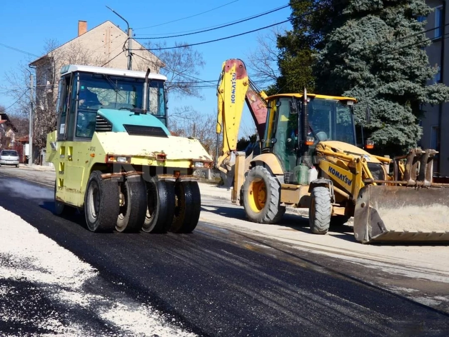 Продължава плановия ремонт на улици в Лом