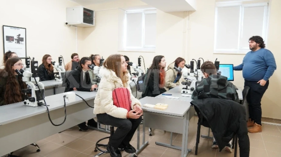 Учител по биология помага на учениците да изберат професия с часове на терен
