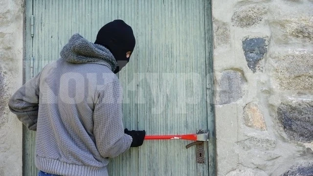 Апаш сви вещи за хилядарка от селскостопанска постройка