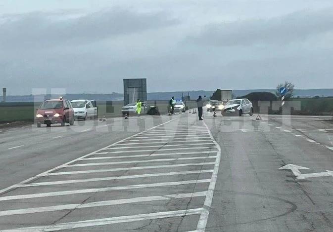 Тежка катастрофа: Две коли се сблъскаха челно в Белослатинско