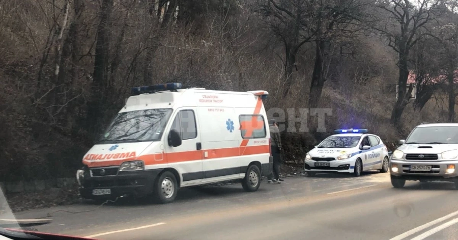 17-годишна шофьорка навлезе в насрещното и се заби в линейка
