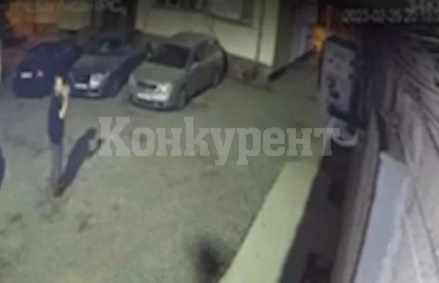 Заради силен шум: Мъж замеря агрегат с камъни в столицата