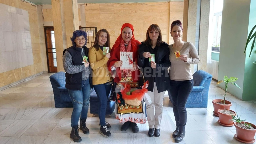 Раздаваха мартеници за здраве в Мизия СНИМКИ