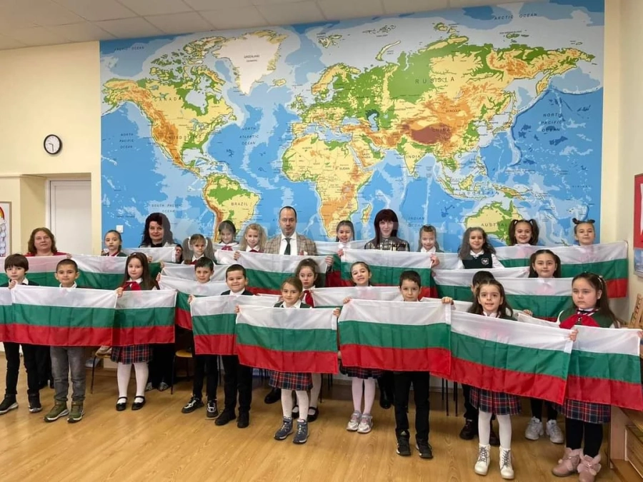 ПРЕДИ ПРАЗНИКА - Над 600 първокласници получиха българското знаме във Враца СНИМКИ