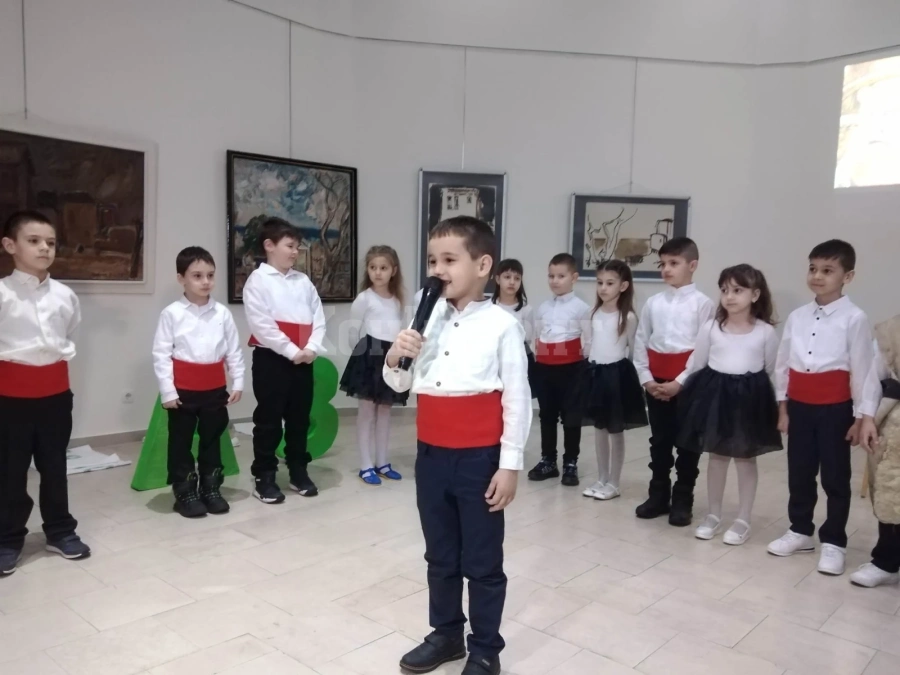 В навечерието на 3-ти март деца от ДГ „Брезичка“ пяха и рецитираха за Родината СНИМКИ+ВИДЕО