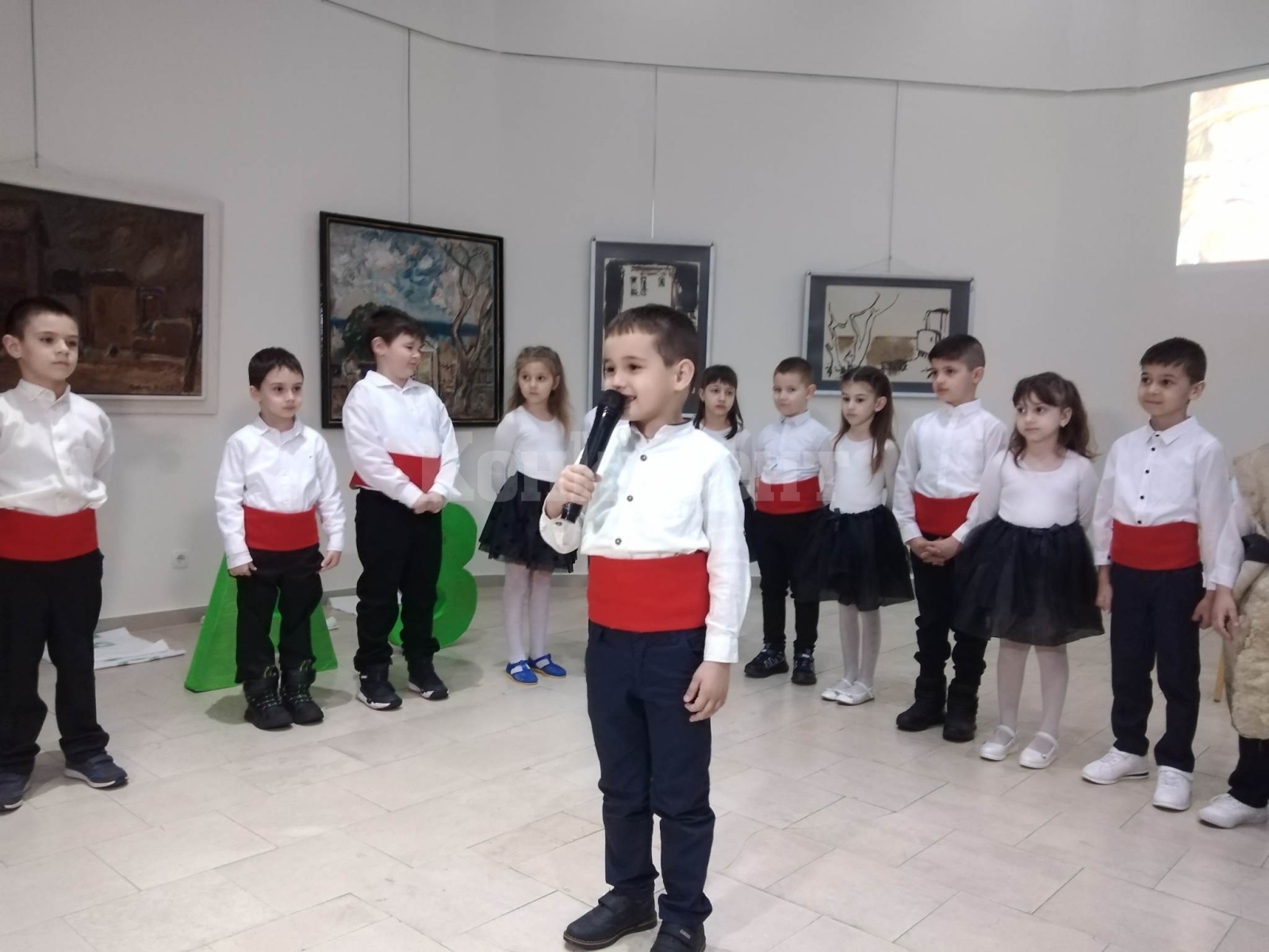В навечерието на 3-ти март деца от ДГ „Брезичка“ пяха и рецитираха за ...