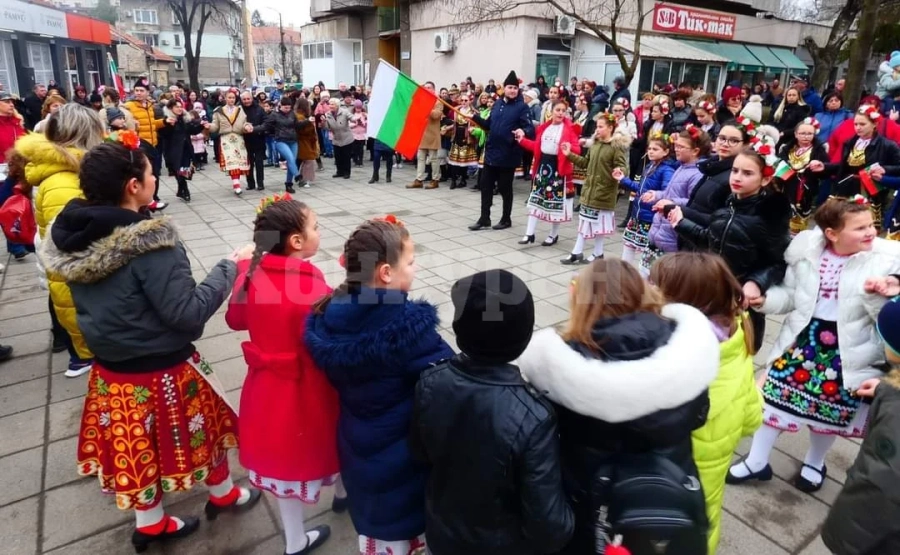 В Лом си пожелаха да са единни на националния празник