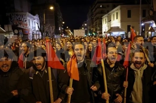 В Гърция е като на война, маскирани с качулки нападат полицаи