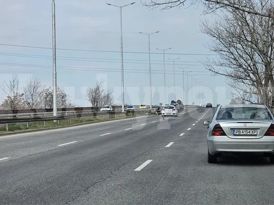 Кола се обърна по таван на Асеновградско шосе
