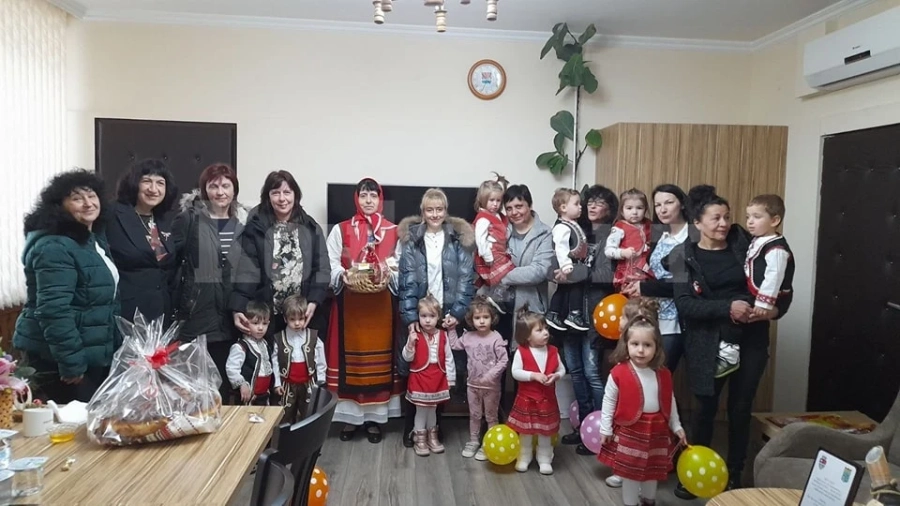 Малчугани поздравиха кмета на Берковица по случай Баба Марта