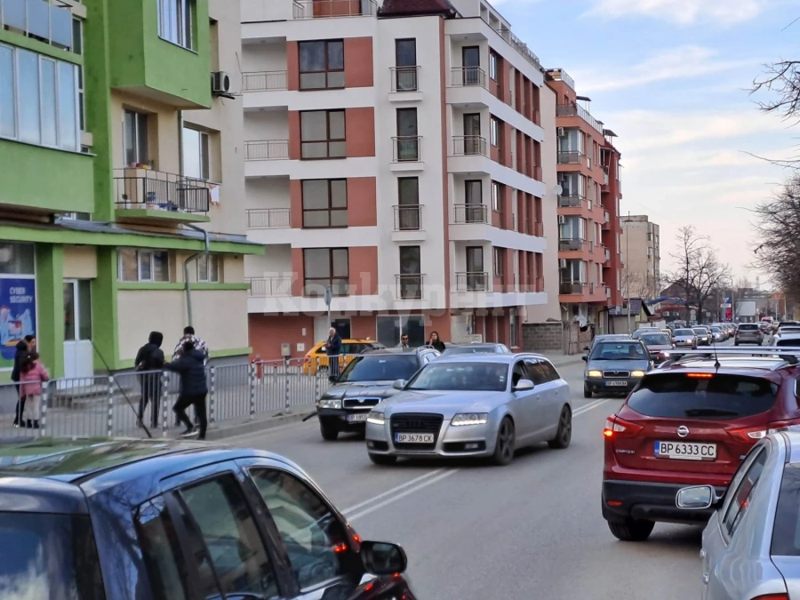 Шофьори огънаха броните в час пик на възлова улица във Враца СНИМКИ