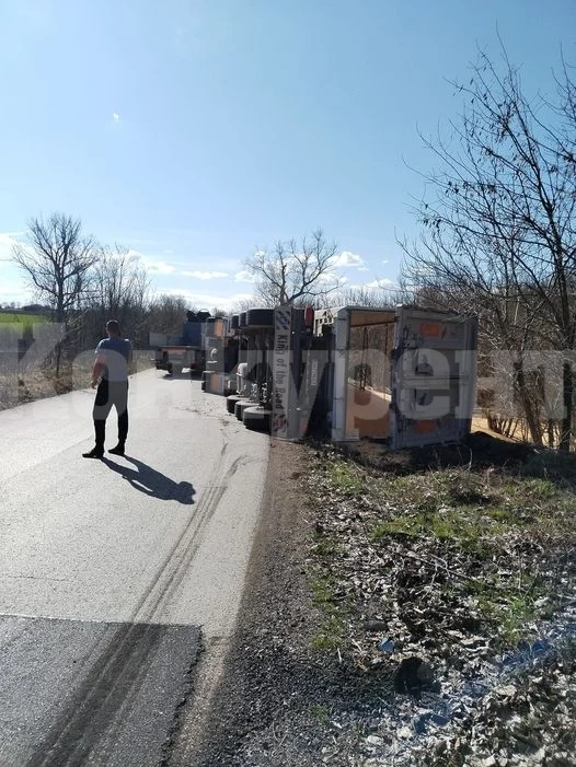 ТИР се обърна между Бързина и Рогозен, затвори пътя
