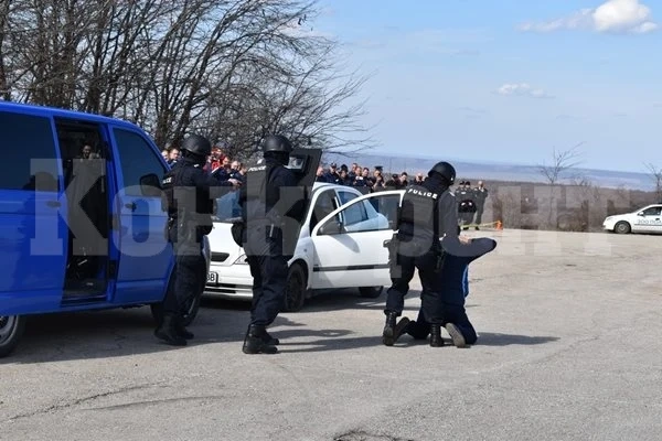 Полицаи от 15 области се учиха да спират коли и да ловят бандити с оръжие