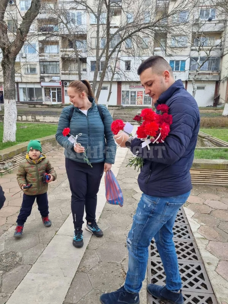 Зам.-кметът на община Мизия лично поднесе цветя на дамите в общината