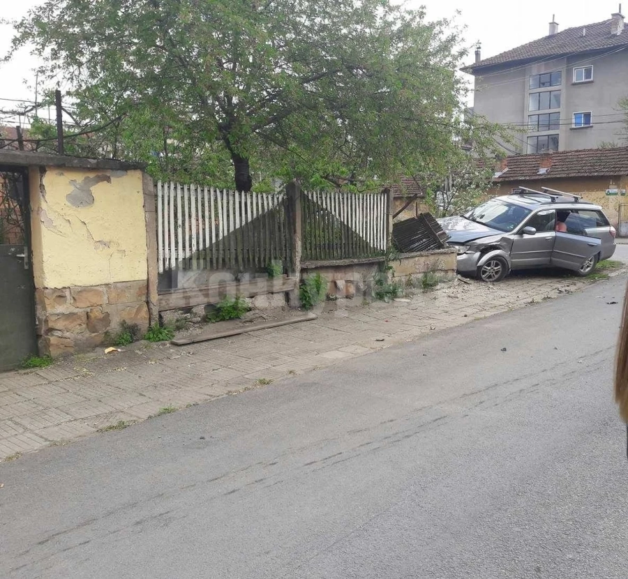 Младеж без книжка се заби в оградата на къща 