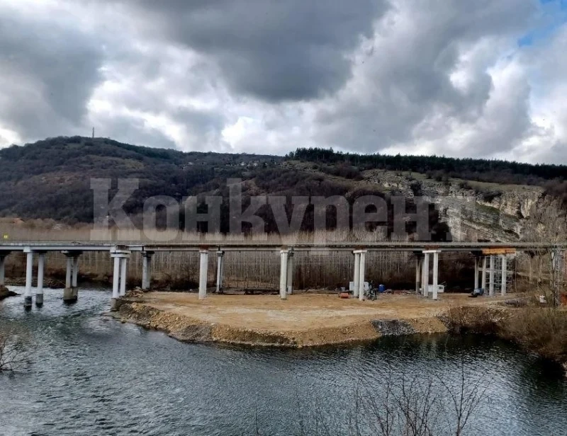 ЧЕТЕТЕ, ШОФЬОРИ: Спират временно движението по моста край Мездра
