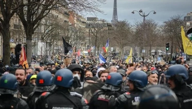 Сблъсъци между полиция и протестиращи в Париж