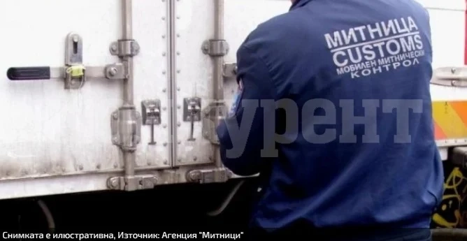 Митничари провериха камион, пълен с мебели, и онемяха от почуда