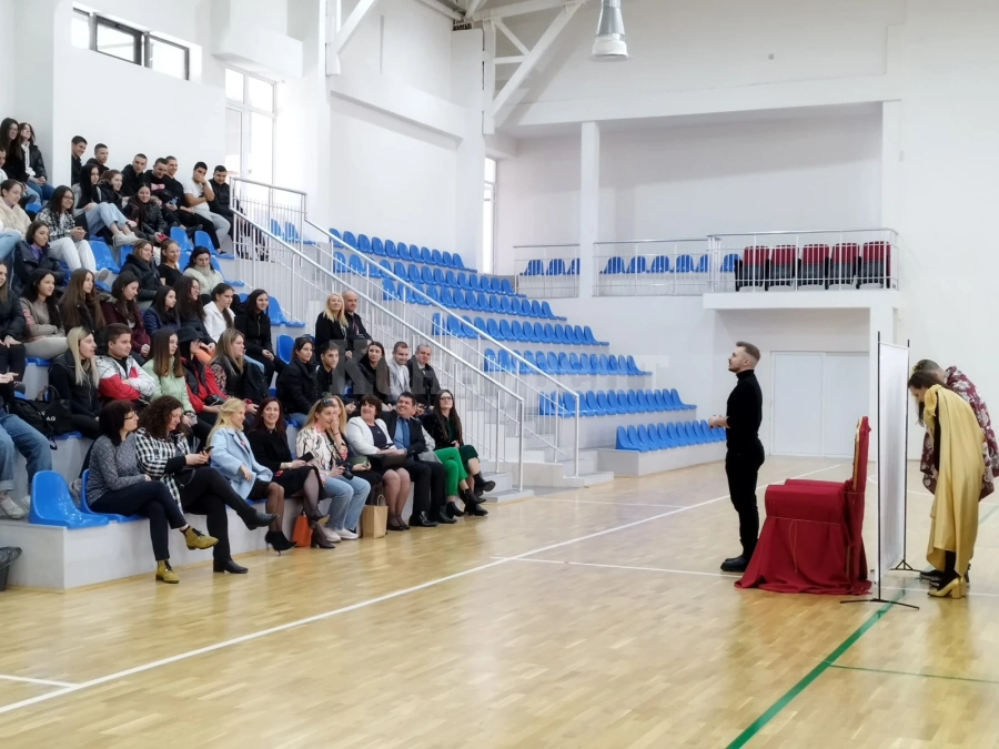 Среща с актьори за завишаване финансовата грамотност у младите хора СНИМКИ
