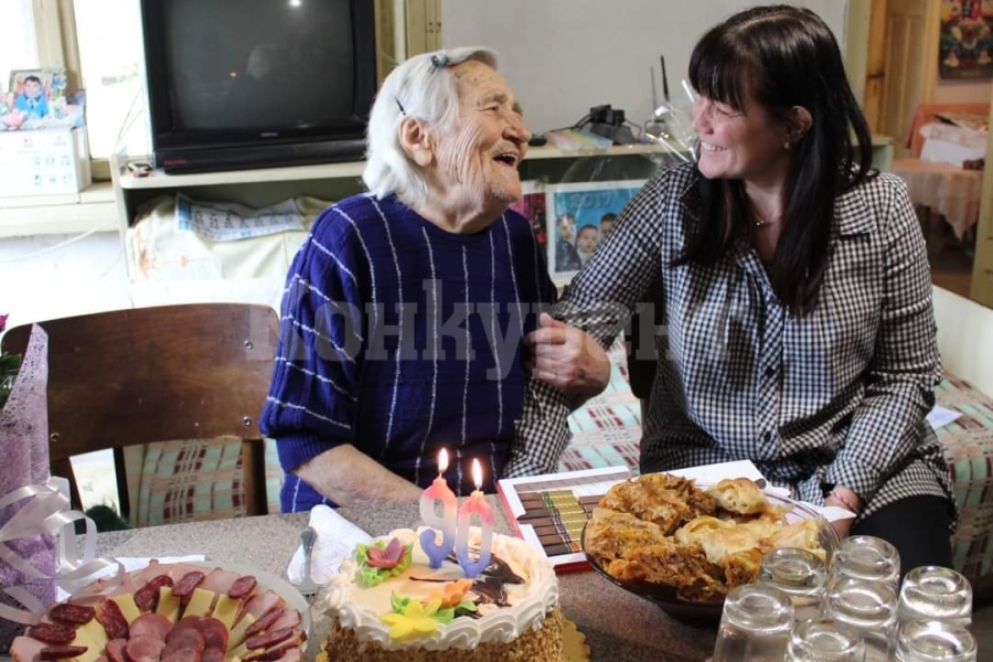 Баба Сефтора Йорданова стана на 90, поздравиха я двама кметове