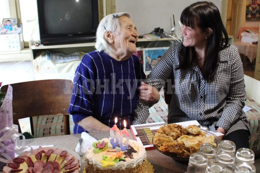 Баба Сефтора Йорданова стана на 90, поздравиха я двама кметове