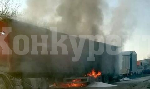 Огнеборците гасиха гумата на ТИР на Е-79