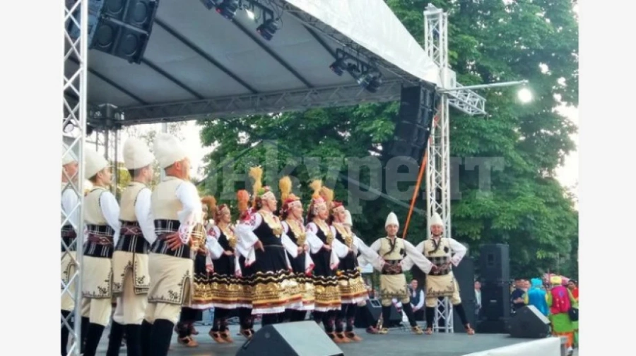 Фолклорен танцов ансамбъл Мездра ще участва в национален конкурс