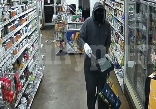 Непълнолетен разби магазин, награби всичко, което видя