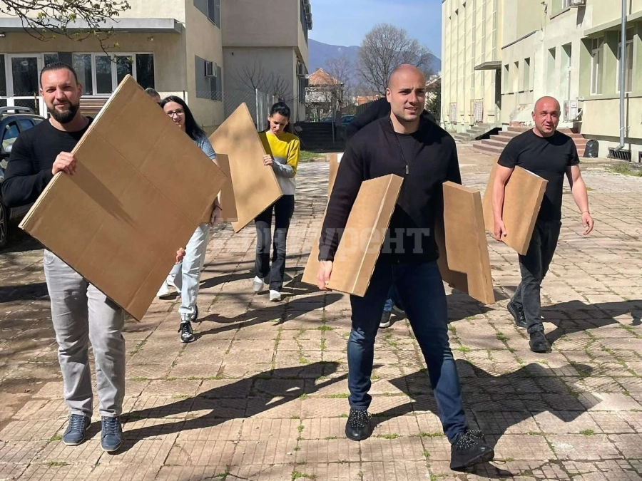 Сдружение „Врачанофили“ изпълни ангажимента си за осигуряването на нови бюра за филиала на ВТУ „Св. св. Кирил и Методий“ СНИМКИ