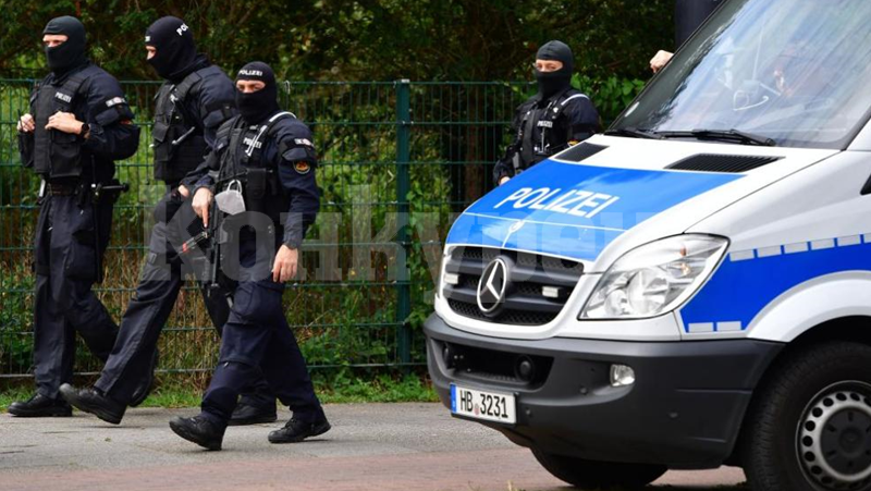 Екшън в Берлин! Мъж нападна с нож трима души и взриви граната