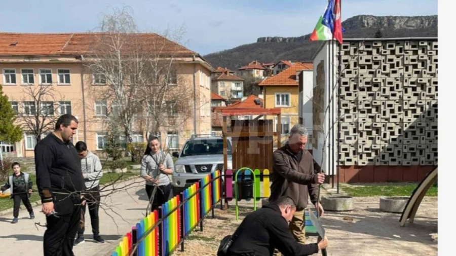 Доброволци озелениха центъра на Белоградчик